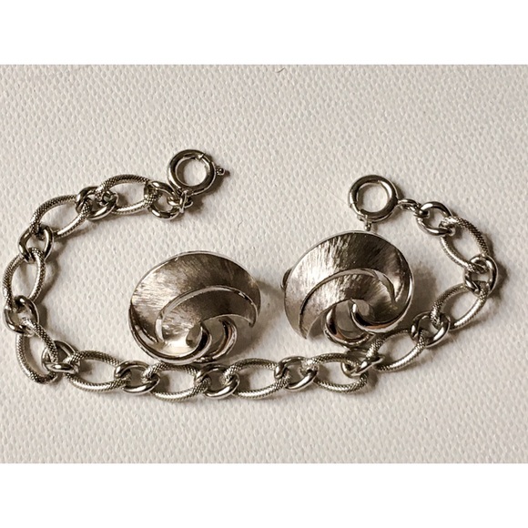 Vintage Trifari link bracelet & earrings set - Picture 1 of 3
